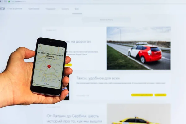 モスクワ ロシア連邦 2018 Yandex のタクシーが画面に男性の手でスマート フォンのモバイル アプリケーションのホーム インター ネット ページ — ストック写真