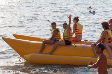 Soçi, Rusya - 21 Ağustos 2018: genç erkek, kız ve denizde şişme bir muz üzerinde oturan bir kadın adamla