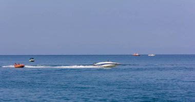 Soçi, Rusya - 21 Ağustos 2018: bir şişme su cheesecake veya dalgalar deniz teknede bağlı tablet tatilcilerin yolculuk birkaç