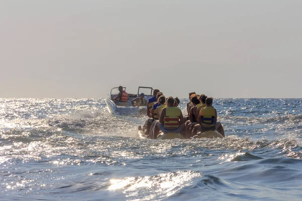 Happy Rekreantů Turisté Jezdit Moři Nafukovací Banán — Stock fotografie