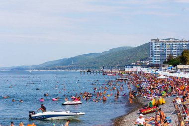 Soçi, Rusya - 22 Ağustos 2018: şehir beach Lazarevskoye ile tatilcilerin yaz sabahı