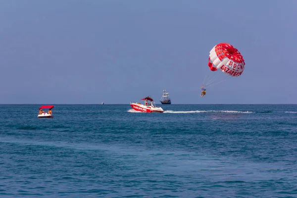 Sochi Russia August 2018 Vacationers Fly Parachute Boat Summer Holiday — Stock Photo, Image