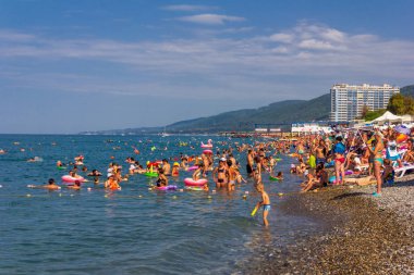Soçi, Rusya - 22 Ağustos 2018: şehir beach tatil turist yaz gün
