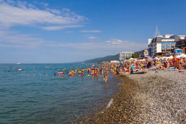 Soçi, Rusya - 22 Ağustos 2018: City beach turist bir yaz günü dinlenme