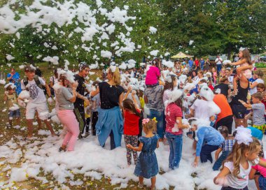 Kamennomostsky, Rusya - 1 Eylül 2018: bir tatil şehri gün Kamennomostsky bir sonbahar Park adlı bir köpük partide eğleniyor mutlu çocuk
