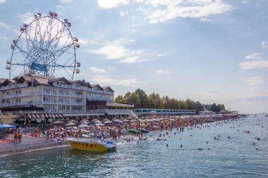 Soçi, Rusya - 22 Ağustos 2018: şehir beach Lazarevskoye ile tatilcilerin yaz sabahı