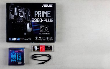 Maykop, Rusya - 9 Kasım 2018: Asus anakart kutusunda, İşlemci Intel I3, Ram Kingston Fury hiper 16 Gb ve gri arka plan en iyi görünümüyle Sata 6gbs cihazları bağlamak için kablo kopyalama alanı