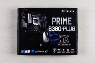 Maykop, Rusya - 9 Kasım 2018: Asus Prime anakart gri arka plan closeup üstten görünüm kutusunda