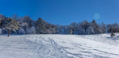 panoramik fotoğraf kış manzarası ile sabahın erken saatlerinde halletme, boru ve Snowmobiling için kar yamaç