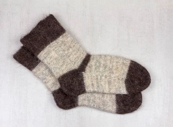Mužské Šedé Pletené Ponožky Vyrobené Psí Chlupy Šedém Pozadí Zblízka — Stock fotografie