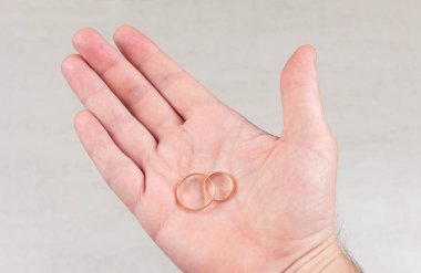 Bir erkek Palm'da iki altın alyans