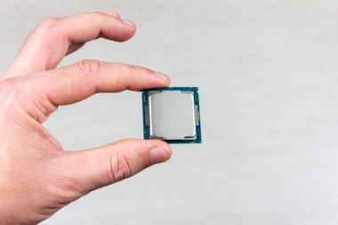 parmak kadar masaüstü işlemci 8 gen gri arka plan closeup üstten görünüm üzerinde sahte tutan adam