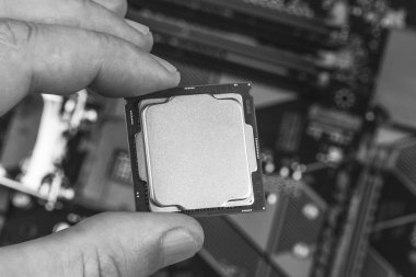 masaüstü işlemci 8 gen arka plan anakart closeup üstten görünüm, siyah-beyaz fotoğrafa kadar adam holding parmak alay