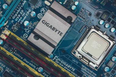 Maykop, Rusya - 9 Kasım 2018: Gigabit anakart, Intel işlemci ve Ram üstten görünüm yakın çekim