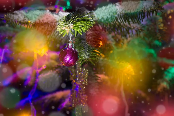 おもちゃと色とりどりのライトで飾られた雪のクリスマス ツリーとクリスマスの背景 — ストック写真