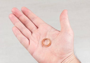 Bir erkek Palm'da iki altın alyans