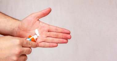 Adam el kremi kopya alanı, closeup ile gri arka plan üzerinde uygulama