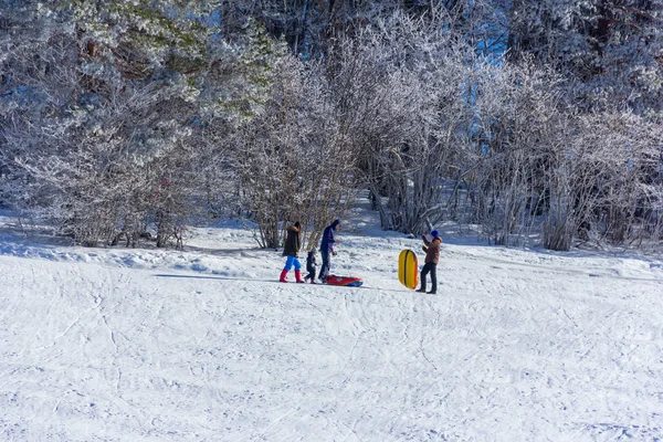 Adygea Rusia Enero 2017 Pareja Joven Con Niños Montados Trineo —  Fotos de Stock