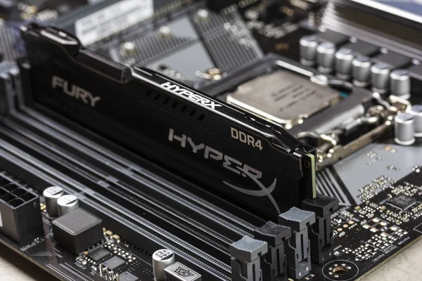 Maykop, Rusya - 9 Kasım 2018: siyah Ddr 4 DIMM 16 Gb Kingston Hyperx Fury bellek Ram modül anakart Asus portre üzerinde yuvası