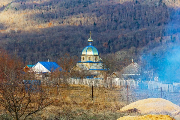 Paesaggio Villaggio Autunno Con Una Chiesa Ortodossa Sfondo Foresta — Foto Stock