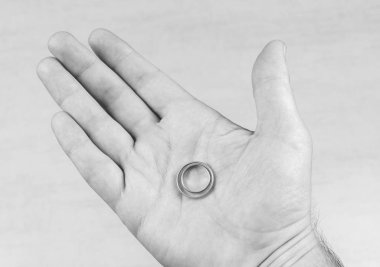 Bir erkek palm, siyah ve beyaz fotoğraf üzerine iki altın alyans