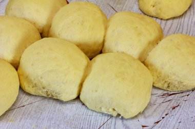 bir kesme tahtası üzerinde ham zengin Hamur parçaları