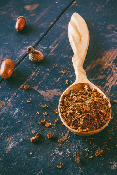 Houten Lepel Met Geplette Eiken Schors Voor Het Maken Van — Stockfoto