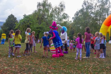 Kamennomostsky, Rusya - 1 Eylül 2018: Sonbaharda animatörler ve çocuk oyun alanları ve yarışmalar parkta köyün tatil günü