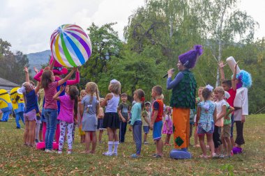 Kamennomostsky, Rusya - 1 Eylül 2018: Tatil gün animatörler ve çocuk oyun alanları ve yarışmalar parkta köyün Güz