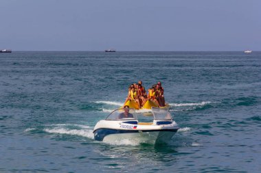 Sochi, Rusya Federasyonu - 22 Ağustos 2018: mutlu tatil turist denizde şişme bir muz yaz aylarında binmek.
