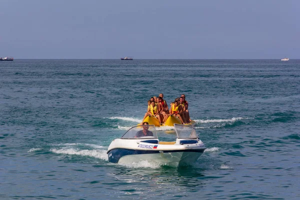 Sochi, Rusya Federasyonu - 22 Ağustos 2018: mutlu tatil turist denizde şişme bir muz yaz aylarında binmek.