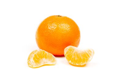 olgun sulu mandalina kabuğu ve beyaz arka plan yakın çekim izole dilimleri