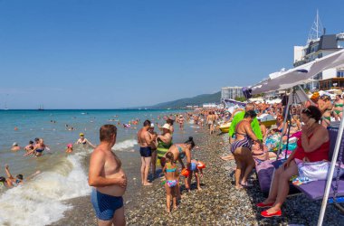 Soçi, Rusya - 22 Ağustos 2018: City beach turist bir yaz günü dinlenme