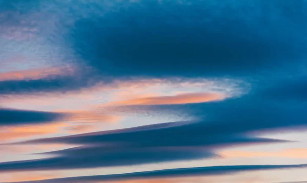 Живописный Пейзаж Вечерним Облачным Небом — стоковое фото