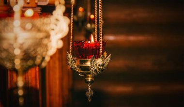 meleğin görüntüsünü ile eski bir bakır kilise lamba ışık yanan