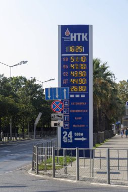 Sochi, Rusya Federasyonu - 22 Ağustos 2018: Ekran benzin istasyonu ile Refueling İstasyonu Tnk (çokuluslu şirket Corporation fiyatları)