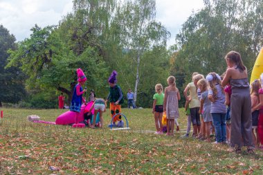 Kamennomostsky, Rusya - 1 Eylül 2018: Tatil gün animatörler ve çocuk oyun alanları ve yarışmalar parkta köyün Güz
