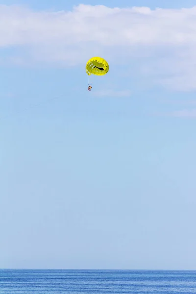 Vakantiegangers Vliegen Een Gele Parachute Een Zomervakantie Aan Zee Het — Stockfoto