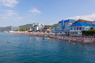 Soçi, Rusya - 22 Ağustos 2018: City beach bir yaz sabahı dinlenme turist