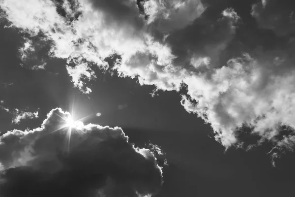 Пейзаж Небом Грозовые Облака Солнце Черно Белое Фото — стоковое фото