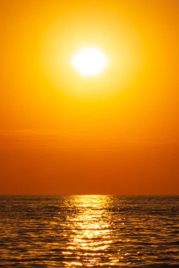 deniz manzara ile turuncu gökyüzü günbatımı yaz