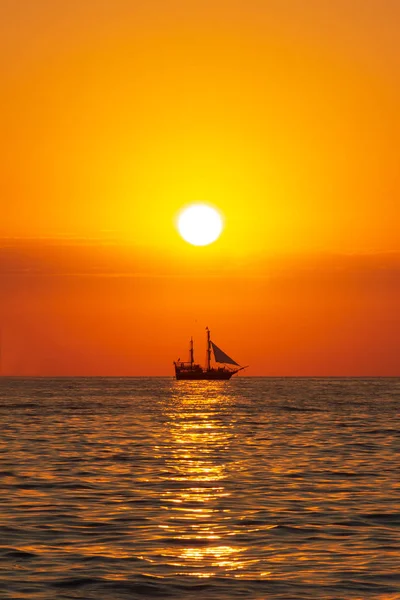 Meereslandschaft Mit Einem Segelboot Vor Dem Hintergrund Der Untergehenden Sonne — Stockfoto