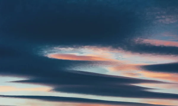Живописный Пейзаж Вечерним Облачным Небом — стоковое фото