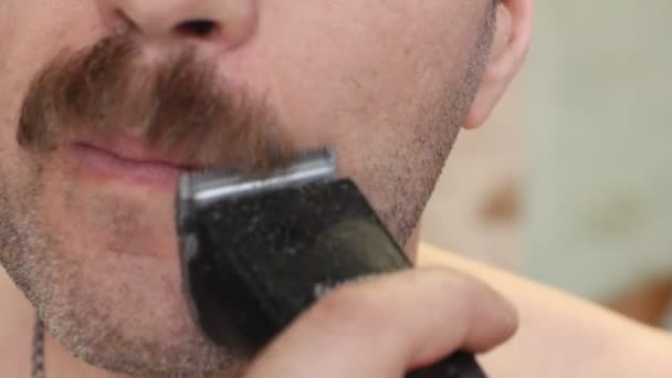 Чоловік Порізає Вуса Тримером — стокове відео