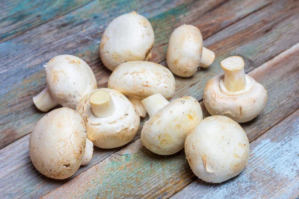 Funghi Crudi Freschi Tavolo Legno Primo Piano — Foto Stock