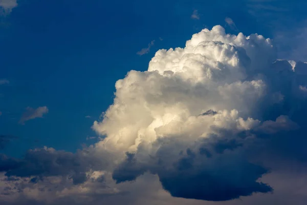 Огромное Облако Кумула Голубом Небе — стоковое фото
