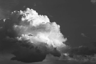 gökyüzünde büyük Cumulus bulut siyah beyaz fotoğraf