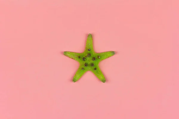 Zielona Rozgwiazda Różowym Tle Zbliżenie Widok Góry Płaski Lay — Zdjęcie stockowe