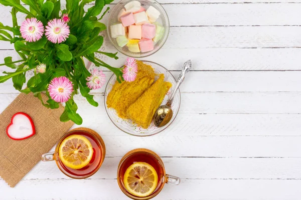 Stilleven Met Kopjes Thee Stukjes Taart Boeket Roze Bloemen Een — Stockfoto