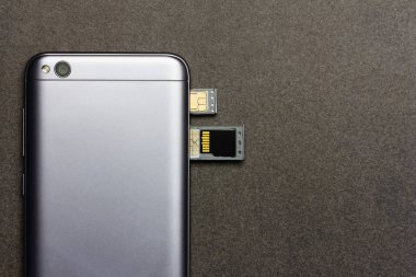 Adygea, Rusya - 3 Ocak 2018: Nano Sim kartlar için açık yuvalı Çinli akıllı telefon Xiaomi Redmi 5a gümüş, mikro Sd sürücü arka tarafı kopya alanı ile gri arka plan üzerinde üst görünümü kapatın